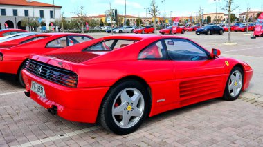 Citta Sant 'Angelo, İtalya 9 Nisan 2022: farklı FERRARI arabaları. Ferrari, İtalya 'nın Maranello şehrinde bulunan lüks bir İtalyan spor arabasıdır.