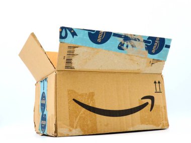 Amazon paket kutusu teslimatı 