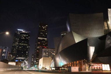 Los Angeles, Kaliforniya - 14 Mayıs 2019: Walt Disney Konser Salonu 'ndan Los Angeles' ın gece manzarası
