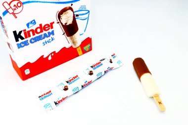 Pescara, İtalya 7 Mayıs 2020 Kinder Stick Dondurma. Kinder, Ferrero 'nun bir gıda ürünüdür. Kinder Dondurması, Ferrero ve Unilever arasındaki bir işbirliğidir.