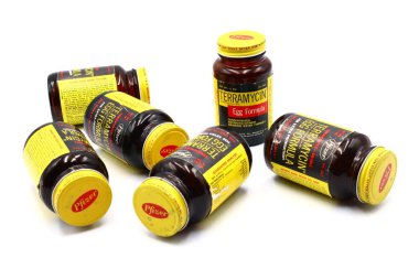 Pescara, İtalya - Nisan 06, 2019: 1960 TERRAMYCIN Pfizer EGG eski. Pulletler için Oxytetracycline Antibiyotik ve Vitamin formülasyonu. Chas tarafından Amerika 'da üretildi. PFIZER & Co. Brooklyn N.Y.
