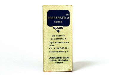 Roma, İtalya 26 Şubat 2022: Antika 1966 PrePARATO A GLAXO Kapsülü Hastalık ve enfeksiyona karşı korunmak için A vitamini. Laboratuarlar GLAXO Verona (İtalya)