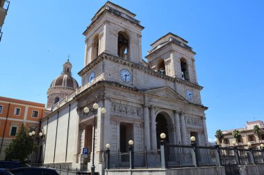 The Duomo of Giarre, 1794 yılında inşa edilmiş bir neo-klasik katedraldir ve Madrid 'in patronu İspanyol Aziz Isidore' a ithaf edilmiştir..