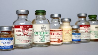 Roma, İtalya 13 Kasım 2021: 1951 Vial of PENICILLIN G Yapımcı CSC Pharmaceuticals - New York