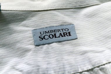 Roma, İtalya - 30 Eylül 2022: UMBERTO SCOLARI gömleğinin etiketi. Umberto Scolari, İtalyan moda markası.