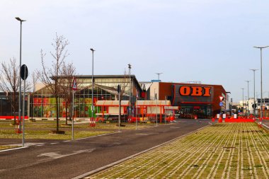 San Giovanni Teatino, İtalya, 27 Mart 2022: OBI Store, Obi Avrupa 'nın en büyük donanım, DIY-Kendin-Yap ve bahçe perakendecisi.