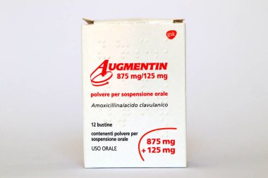 Roma, İtalya 16 Ağustos 2022: AUGMENTIN tıbbı amoksisilin ve clavulanik asit ile. Bakterilerin sebep olduğu enfeksiyonları tedavi etmek için kullanılan ilaç. Augmentin, GSK GlaxoSmithKline markasıdır.