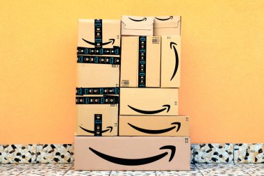 Amazon paketleri, kutular kapıya teslim edilecek.