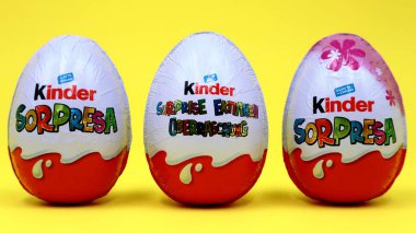 Pescara, İtalya 27 Şubat 2019: Kinder Sürpriz Çikolatalı Yumurtalar. Kinder Surprise, Ferrero tarafından İtalya 'da üretilen bir üründür.