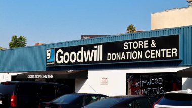 Los Angeles, California - 10 Ekim 2019: Goodwill Store & Bağış Merkezi. Engelliler için mesleki rehabilitasyon, kar amacı gütmeyen Amerikan örgütü