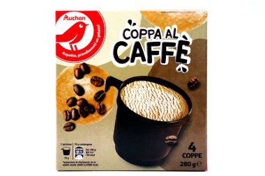 Pescara, İtalya - 31 Mayıs 2020: Auchan Kahve fincanı dondurması Auchan Süpermarket Zinciri tarafından satıldı