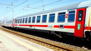 Pescara, İtalya 18 Nisan 2022: Trenitalia, İtalya 'dan Şehirler Arası İtalyan Treni