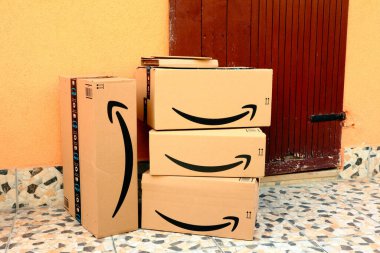 Amazon paketleri, kutular kapıya teslim edilecek.