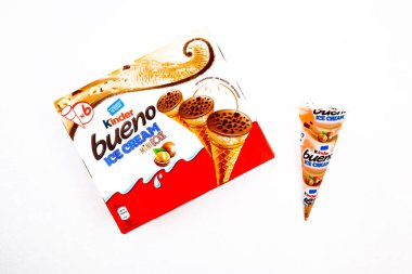 Pescara, İtalya 7 Mayıs 2020 Kinder Bueno Dondurması. Kinder, Ferrero 'nun bir gıda ürünüdür. Kinder Dondurması, Ferrero ve Unilever arasındaki bir işbirliğidir.