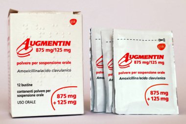 Roma, İtalya 16 Ağustos 2022: AUGMENTIN tıbbı amoksisilin ve clavulanik asit ile. Bakterilerin sebep olduğu enfeksiyonları tedavi etmek için kullanılan ilaç. Augmentin, GSK GlaxoSmithKline markasıdır.