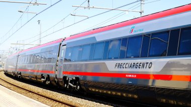 Pescara, İtalya 18 Nisan 2022: Trenitalia, İtalya 'dan Şehirler Arası İtalyan Treni