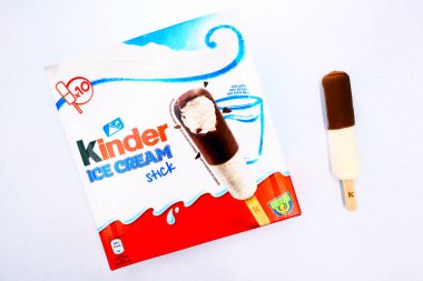 Pescara, İtalya 7 Mayıs 2020 Kinder Stick Dondurma. Kinder, Ferrero 'nun bir gıda ürünüdür. Kinder Dondurması, Ferrero ve Unilever arasındaki bir işbirliğidir.
