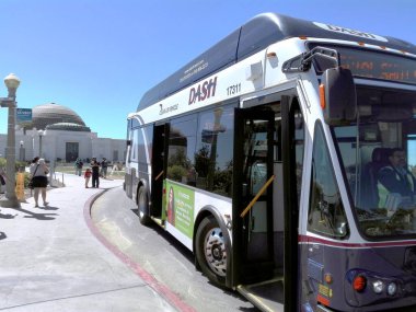 LOS ANGELES, California - 17 Eylül 2018: Los Angeles LADOT Transit DASH otobüs ve otobüs durağı Griffith Gözlemevi