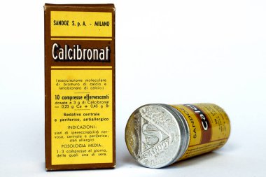 Roma, İtalya 19 Şubat 2022: 1950 'lerin klasik CALCIBRONAT SANDOZ ilaçları sinir sisteminin merkezi ve çevresel antialerjik yatıştırıcıları için. SANDOZ S.P.A. Milan (İtalya)