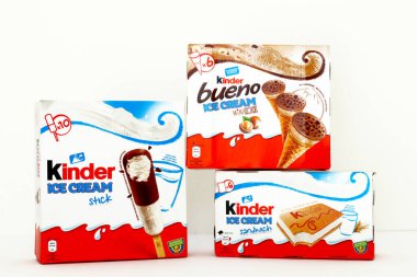 Roma, İtalya 8 Ağustos 2021: farklı aromalı KINDER dondurması kutuları. KINDER bir Ferrero markasıdır. Kinder Dondurması, Ferrero ve Unilever arasındaki bir işbirliğidir.