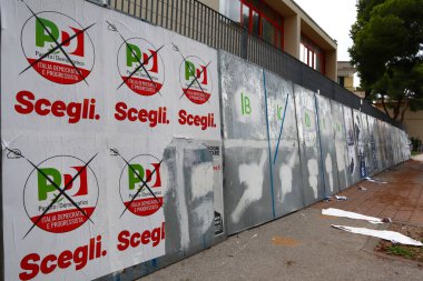 İtalya 19 Eylül 2020: İtalyan Kostüm Referandumu için parlamenter sayısının azaltılmasına ilişkin seçim duvarı posterleri