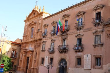 Agrigento, Sicilya, İtalya - 15 Ağustos 2019: Piazza Teatro Luigi Pirandello Sarayı manzarası altın ışıklı günbatımında İtalya Sicilya tatili