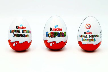 Roma, İtalya 6 Nisan 2022: Kinder Sürpriz Çikolata Yumurtaları. Kinder Surprise, Ferrero 'nun bir gıda ürünüdür.