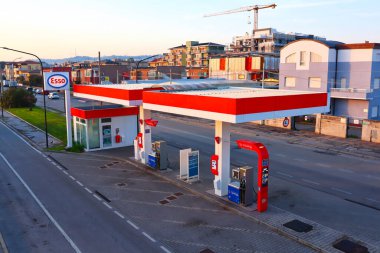 Pescara, İtalya 16 Mart 2022 ESSO Benzin İstasyonu. ESSO bir ExxonMobil markasıdır.