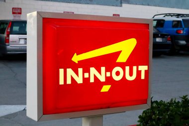 Hollywood, California - 6 Ekim 2019 Hollywood Sunset Bulvarı 'nda In-N-Out BURGER. Öncelikli olarak Güneybatı ve Pasifik Sahili 'nde konumları olan Amerikan Fast Food Restoranlar zinciri.