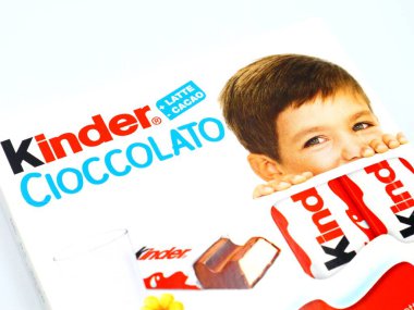 Pescara, İtalya 11 Ağustos 2019: Kinder Çikolata Çubukları. Kinder, Ferrero tarafından İtalya 'da üretilen bir üründür.