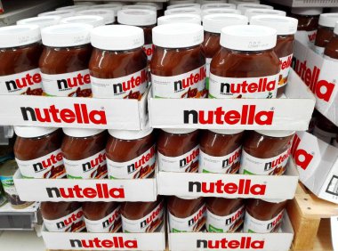 Alba, İtalya 28 Ocak 2021 NUTELLA Jars, Kakaolu Fındık Spread. Nutella, Ferrero tarafından İtalya 'da üretilen bir üründür.