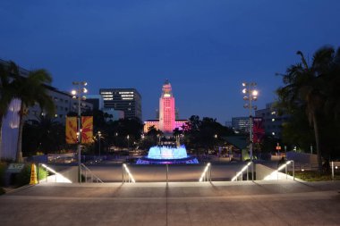 Los Angeles, Kaliforniya - 14 Mayıs 2019: Los Angeles Şehir Merkezi 'ndeki Grand Park' tan Belediye Binası 'nın gece manzarası