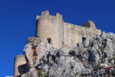 Rocca Calascio Kalesi dağın tepesindeki bir kaledir.