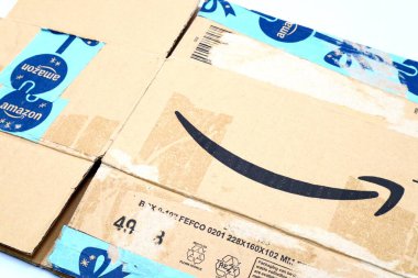 Pescara, İtalya 10 Ağustos 2019: Kullanılmış AMAZON Nakliye Paketi Karton Kutusu. Amazon, çok uluslu bir elektronik ticaret şirketidir.