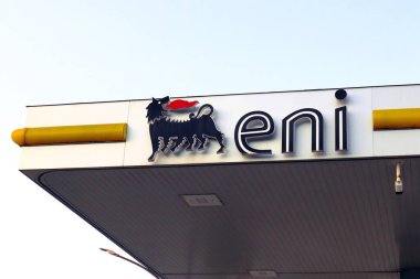Pescara, İtalya 20 Mart 2022 ENI Benzin İstasyonu. ENI, çok uluslu bir İtalyan petrol ve doğalgaz şirketi.