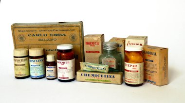 Milan, İtalya 3 Mart 2022: Eski Vintage 1920-1960 'ların CARLO ERBA İlaçları. Carlo Erba, Milan (İtalya)