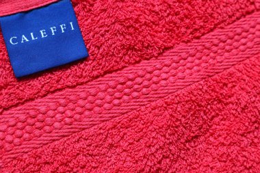 Roma, İtalya - 30 Eylül 2022: CALEFFI banyo havlusu etiketi. Caleffi, İtalyan keten markasıdır.