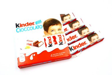 Pescara, İtalya 11 Ağustos 2019: Kinder Çikolata Çubukları. Kinder, Ferrero tarafından İtalya 'da üretilen bir üründür.