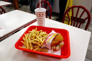 Los Angeles, California - 6 Ekim 2019: In-N-Out Burger Hamburger ve patates kızartması fast-food restoranının içindeki masada bir tepside