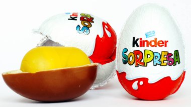 Pescara, İtalya 5 Mart 2019 Kinder Sürpriz Çikolatalı Yumurtalar. Kinder Surprise, Ferrero tarafından İtalya 'da üretilen bir üründür.