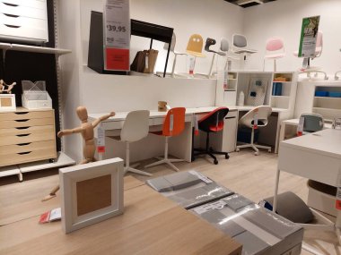 San Giovanni Teatino, İtalya 26 Nisan 2022: İtalya 'daki IKEA mağazasının iç görünümü. Ikea dünyanın en büyük mobilya perakendecisi ve mobilya montajı için hazır satıyor. İnsan Yok