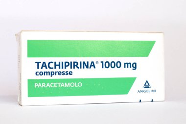Roma, İtalya 10 Şubat 2022: Bir kutu TACHIPIRINA 1000 mg tablet. Tachipirina parasetamol içeriyor, ateş ve ağrıyı tedavi etmek için kullanılan bir ilaç. İmalat: Angelini Pharma, İtalya