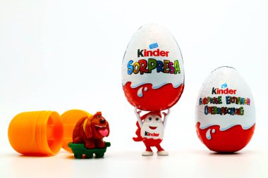 Pescara, İtalya 30 Kasım 2019 Kinderino Yumurta Maskotu ile Kinderino Sürpriz Çikolatalı Yumurta. Kinder Surprise, Ferrero tarafından İtalya 'da üretilen bir üründür.