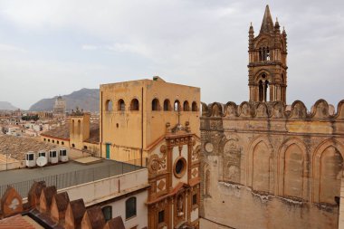 Palermo Katedrali ya da Cattedrale di Palermo arka planda çan kuleleri olan 