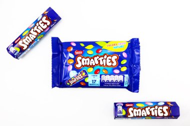 Pescara, İtalya 1 Ocak 2020: SMARTIES, Renkli Çikolata Şekerlemesi Yapımı Nestl