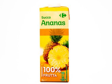 Pescara, İtalya - 15 Nisan 2020: Ananas Meyve Suyu CARREFours Süpermarket zinciri tarafından satıldı