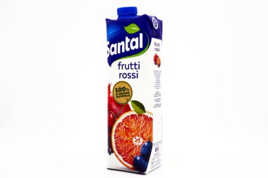 Pescara, İtalya 18 Aralık 2019 Santal Red Fruits Juice. Santal, Lactalis Group üyesi Parmalat 'ın bir İtalyan meyve suyu ve nektar ürünüdür.