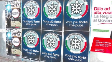 PESCARA, İTALYA - 01 Mart 2018: İTALYA 'NIN ELEKSYONU İÇİN 4 Mart 2018' deki Seçim Duvarı Afişleri