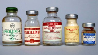 New York, ABD 18 Nisan 2021: CSC İlaç Ürünleri, PFIZER New York, SPECIA Paris, LEO Roma ve SQUIBB Roma yapımı PENICILLIN G Vials of PENICILLIN G.