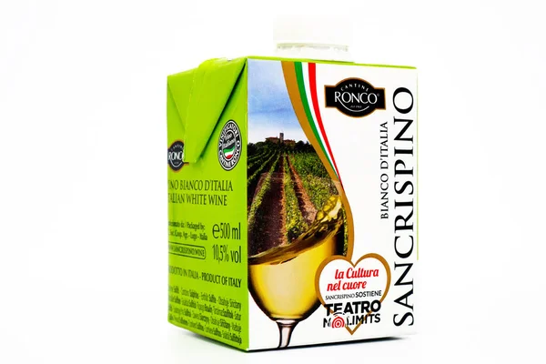 Pescara, İtalya 17 Şubat 2021: SANCRISPINO Cantine Ronco İtalyan Beyaz Şarap